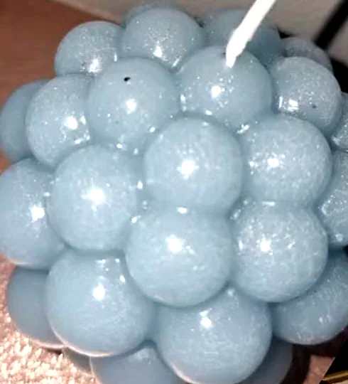 Candela a bolle azzurra con glitter, fatta a mano