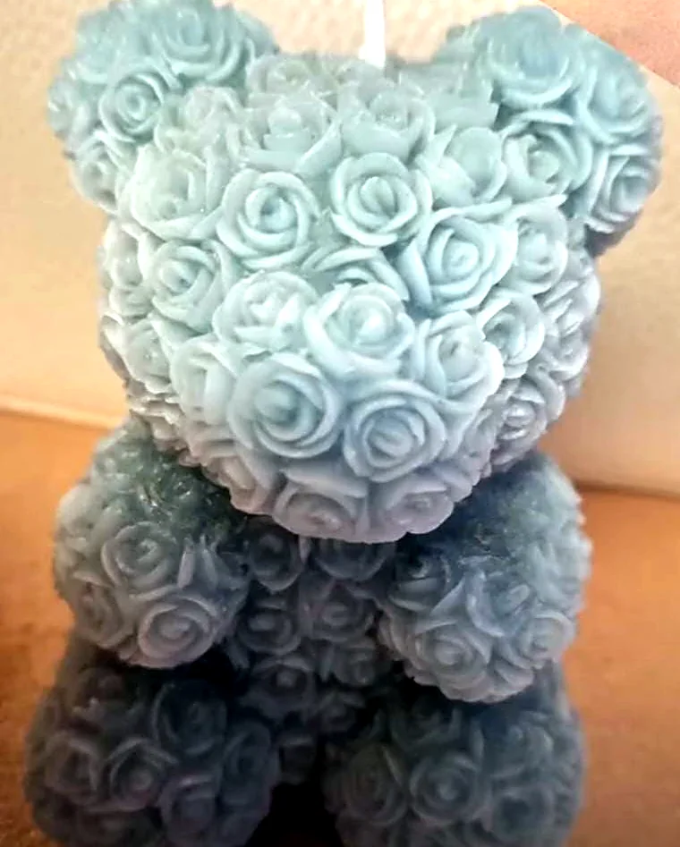 Candela a forma di orsetto fatto di rose, in azzurro e grigio, fatta a mano